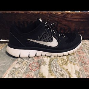 Nike Black and White Flex 2015 Run 5 Youth